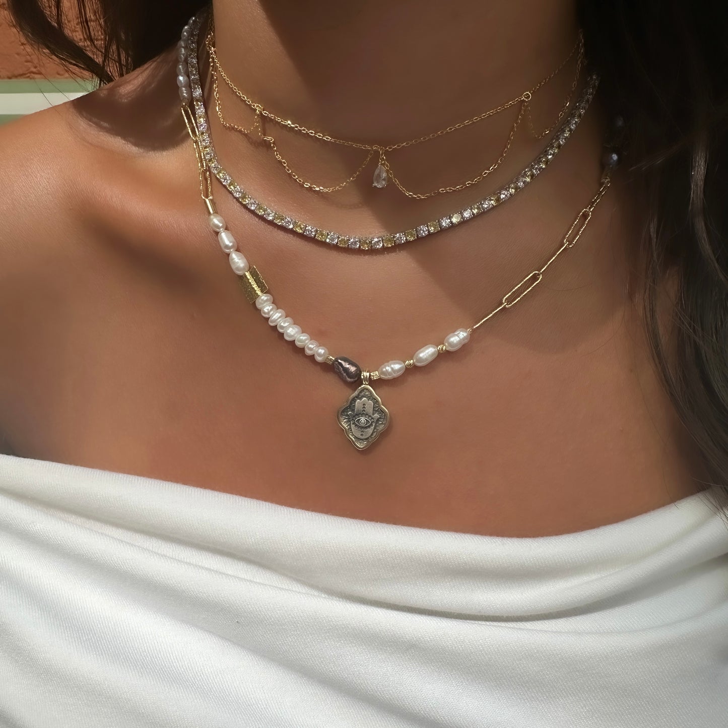 Hand Figure Pearl Necklace