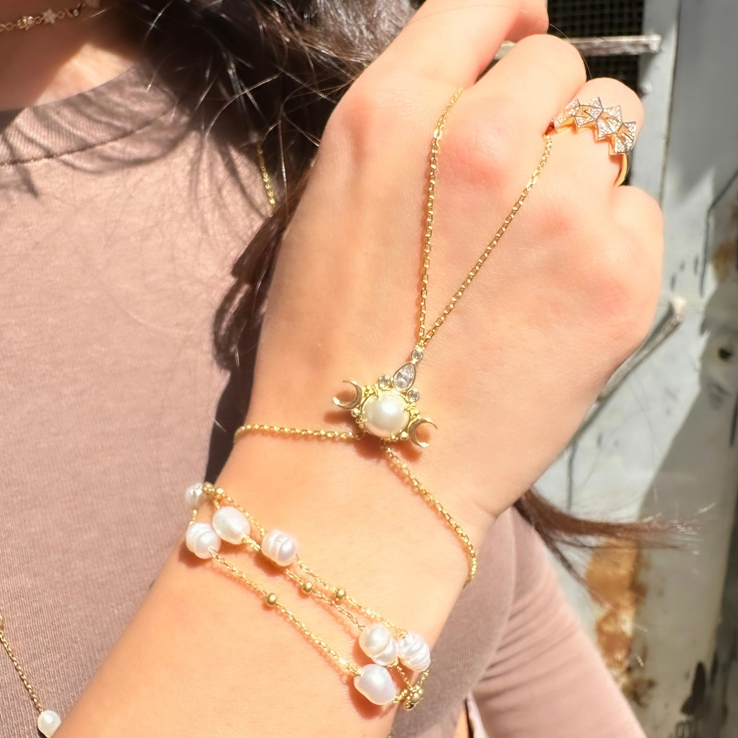 Pearl Moon Handchain