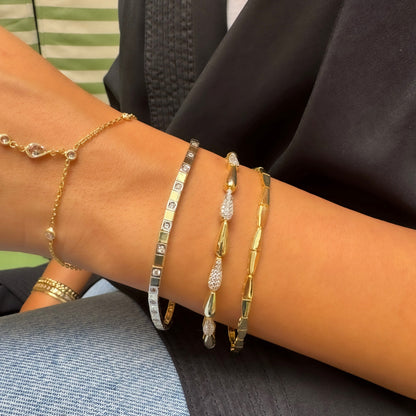 Stone-studded Teardrop Model Bracelet