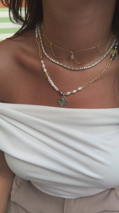 Hand Figure Pearl Necklace